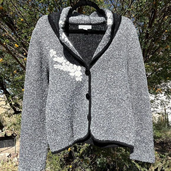 Sweater with embroidered detail - Picture 1 of 11